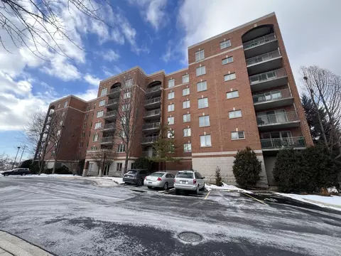 390 S Western Ave #706, Des Plaines, IL 60016