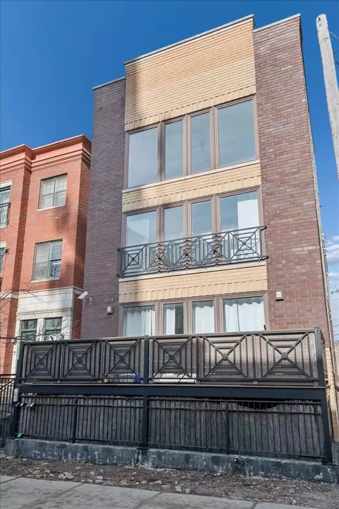 1614 W Augusta Blvd #3, Chicago, IL 60622
