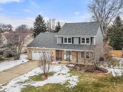 540 Parkside Dr, Elburn, IL 60119