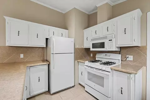 Kitchen - 14 Cherry Ct, Ogden, IL 61859 photo 2 of 7
