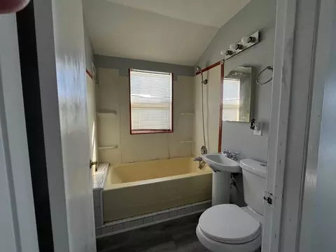Bath - 28 E 157th St, Harvey, IL 60426 photo 2 of 4