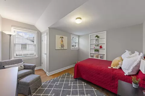 Bedroom - 909 S Wheaton Ave, Wheaton, IL 60189 photo 4 of 6
