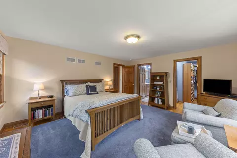 Bedroom - 909 S Wheaton Ave, Wheaton, IL 60189 photo 2 of 6