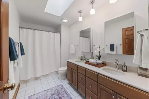 Bath - 909 S Wheaton Ave, Wheaton, IL 60189 photo 3 of 4