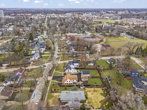 View/Area - 909 S Wheaton Ave, Wheaton, IL 60189 photo 7 of 12