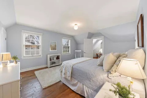 Bedroom - 909 S Wheaton Ave, Wheaton, IL 60189 photo 5 of 6