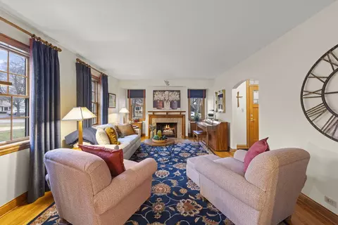 Living - 909 S Wheaton Ave, Wheaton, IL 60189 photo 2 of 4
