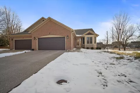 9 Spruce Ct, Bloomington, IL 61704 photo 2