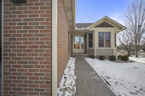 9 Spruce Ct, Bloomington, IL 61704 photo 3