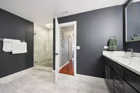Bath - 301 Evergreen Ave, Mount Prospect, IL 60056 photo 1 of 5