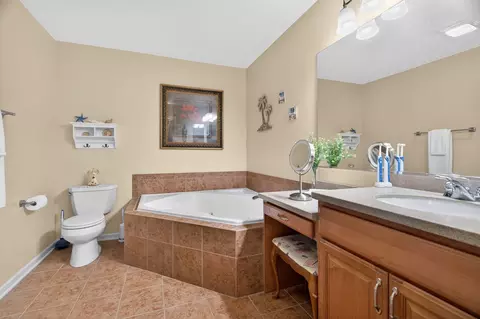 Bath - 1171 Kingsmill Dr, Algonquin, IL 60102 photo 2 of 4