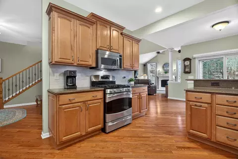Kitchen - 1171 Kingsmill Dr, Algonquin, IL 60102 photo 4 of 5