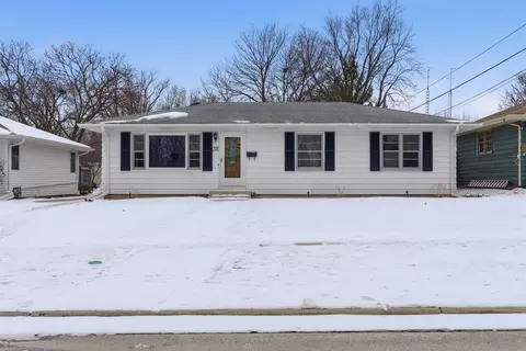 311 Crescent Dr, Sycamore, IL 60178