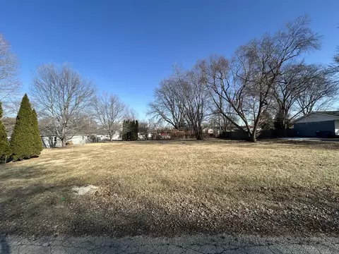 1205 12th St, Silvis, IL 61282