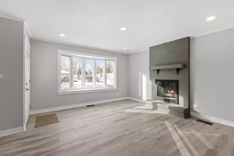 Living - 475 E Merle Ln, Wheeling, IL 60090 photo 2 of 3