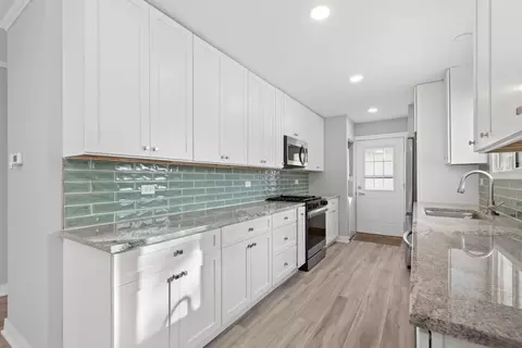 Kitchen - 475 E Merle Ln, Wheeling, IL 60090 photo 2 of 4