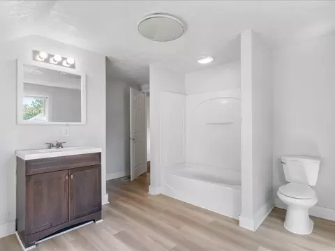 Bath - 1186 24th St, Moline, IL 61265 photo 1 of 1