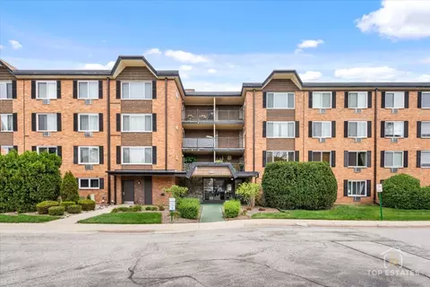 1227 S Old Wilke Rd #201, Arlington Heights, IL 60005