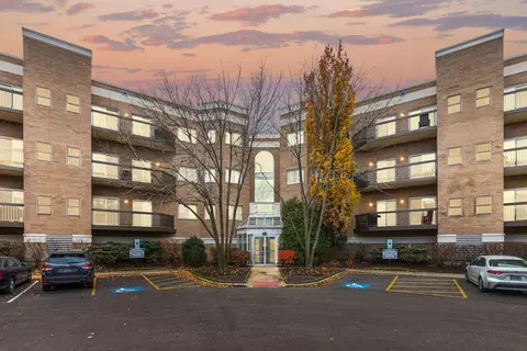 140 Manchester Dr #408, Buffalo Grove, IL 60089