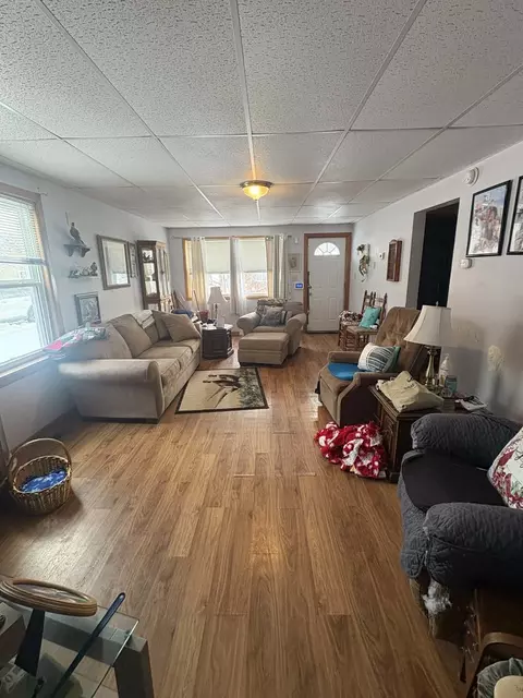 Living - 105 E Benedict St, Valier, IL 62891 photo 1 of 2