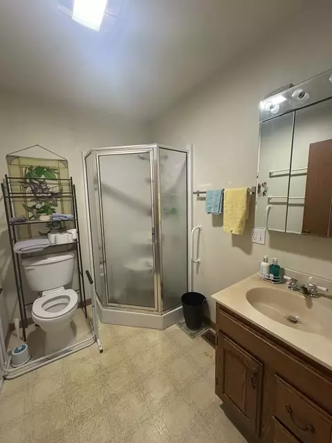Bath - 105 E Benedict St, Valier, IL 62891 photo 2 of 3