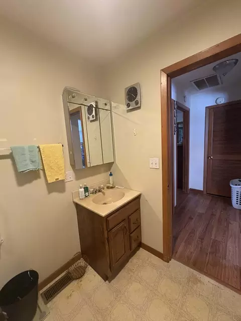 Bath - 105 E Benedict St, Valier, IL 62891 photo 3 of 3