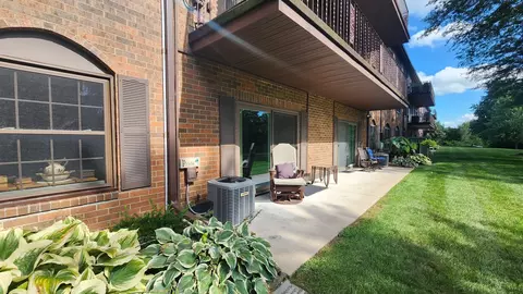 1360 Kimberly Ridge Rd #111, Bettendorf, IA 52722