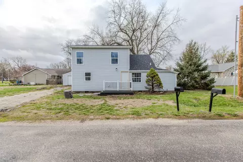 305 Chestnut St, Hudson, IL 61748