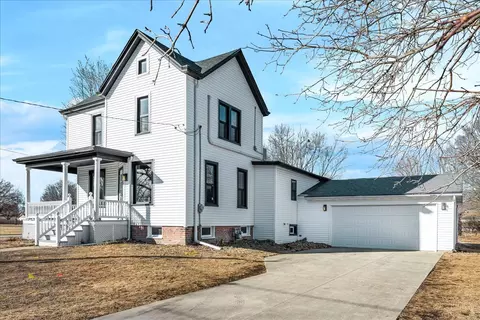 11 E 3rd St, El Paso, IL 61738