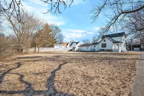 Exterior - 11 E 3rd St, El Paso, IL 61738 photo 3 of 5