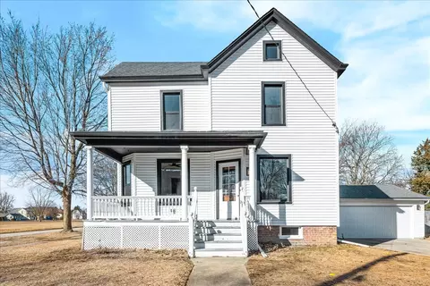 Exterior - 11 E 3rd St, El Paso, IL 61738 photo 2 of 5