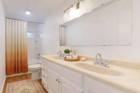 Bath - 807 Oakcrest Dr, Champaign, IL 61821 photo 1 of 2