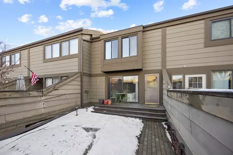 142 Aberdeen Ct, Geneva, IL 60134