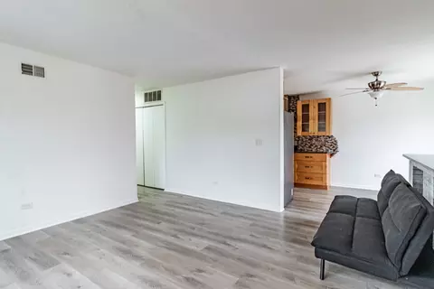 Living - 1324 Alpine Ct #1324, Wheeling, IL 60090 photo 1 of 2