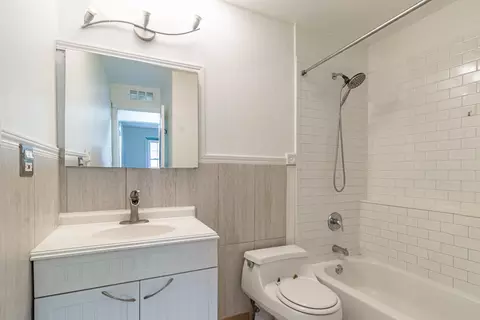 Bath - 1324 Alpine Ct #1324, Wheeling, IL 60090 photo 1 of 1