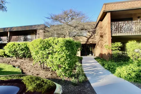 10 Old Oak Dr #103, Buffalo Grove, IL 60089