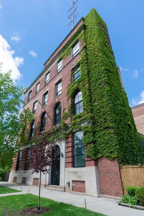 3312 W Belle Plaine Ave #4, Chicago, IL 60618