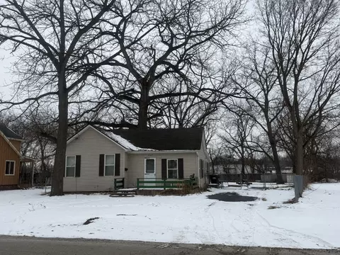 907 Center St, Mchenry, IL 60050