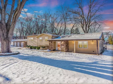 25216 River Rd, Lake Barrington, IL 60010