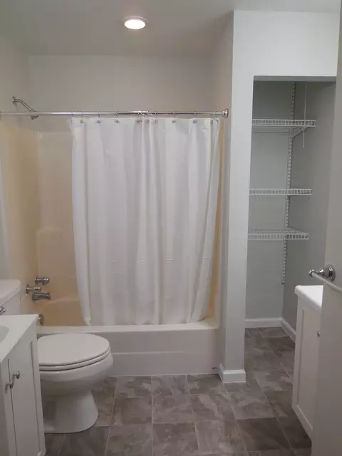 Bath - 614 Cushing St, Dixon, IL 61021 photo 1 of 3