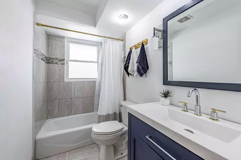 Bath - 1138 E 151st St, Dolton, IL 60419 photo 1 of 2