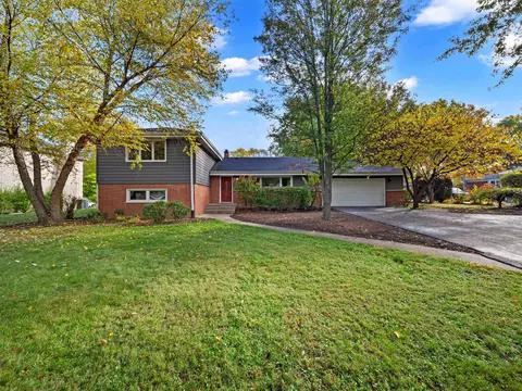 105 Elaine Cir, Prospect Heights, IL 60070
