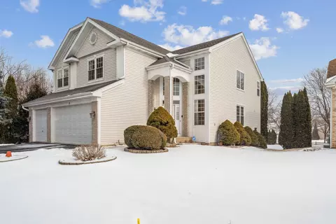 7 Crescent Ct, Streamwood, IL 60107
