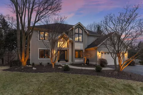 1467 Larsen Ct, Naperville, IL 60563