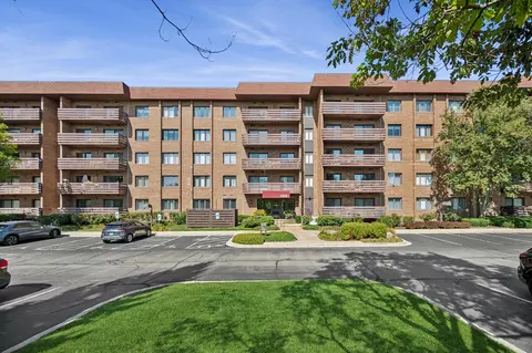 2000 Chestnut Ave #103, Glenview, IL 60025