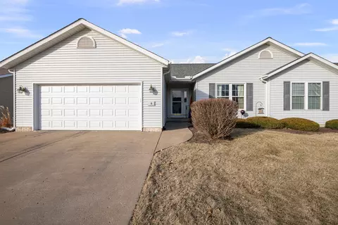 5200 Villa Dr #4, Davenport, IA 52806