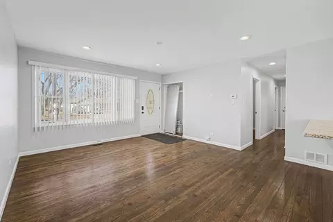 Living - 395 Washington Blvd, Hoffman Estates, IL 60169 photo 4 of 4