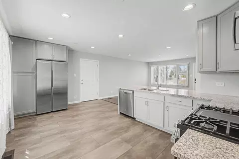 Kitchen - 395 Washington Blvd, Hoffman Estates, IL 60169 photo 2 of 3