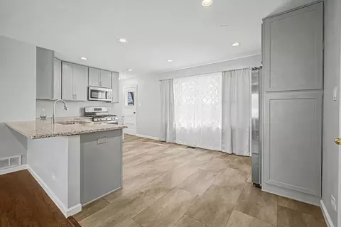 Kitchen - 395 Washington Blvd, Hoffman Estates, IL 60169 photo 3 of 3