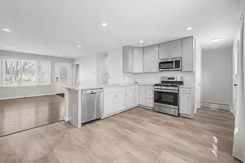 Kitchen - 395 Washington Blvd, Hoffman Estates, IL 60169 photo 1 of 3